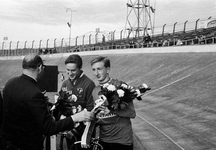 127020 Afbeelding van de huldiging van de kampioenen van de wielerbaanwedstrijden in het stadion De Galgenwaard te Utrecht.